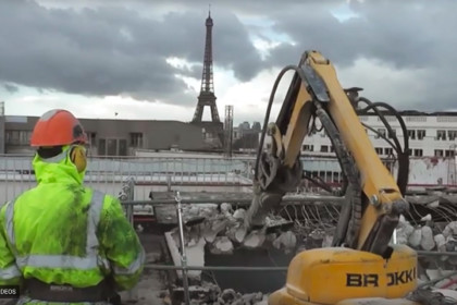 Brokk 100 erfüllt wichtige Aufgabe im Stadtzentrum von Paris!