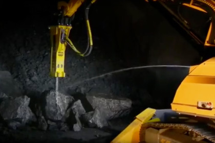 Brokk 800 MB1200 Tunnelbau Brechen von großen Felsbrocken