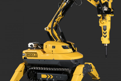 Brokk 120DII con sfondo grigio