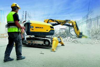 Brokk 500 con martello demolitore