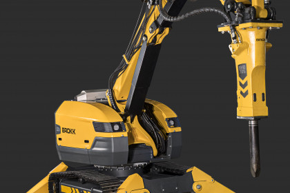 Brokk 520D con sfondo grigio