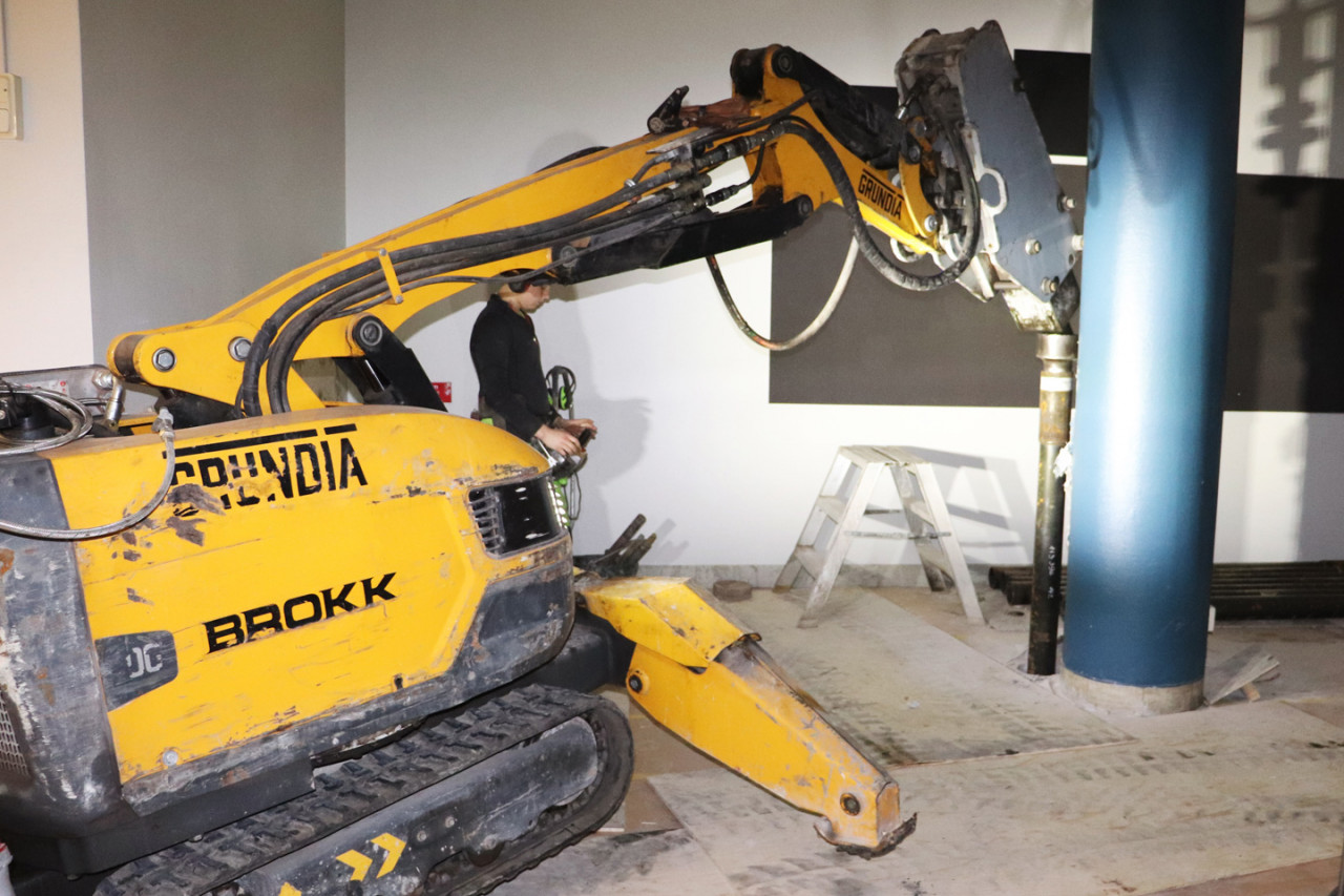 BROKK BRINGS EFFICIENCY TO DRIVING PILES IN CONFINED SPACES