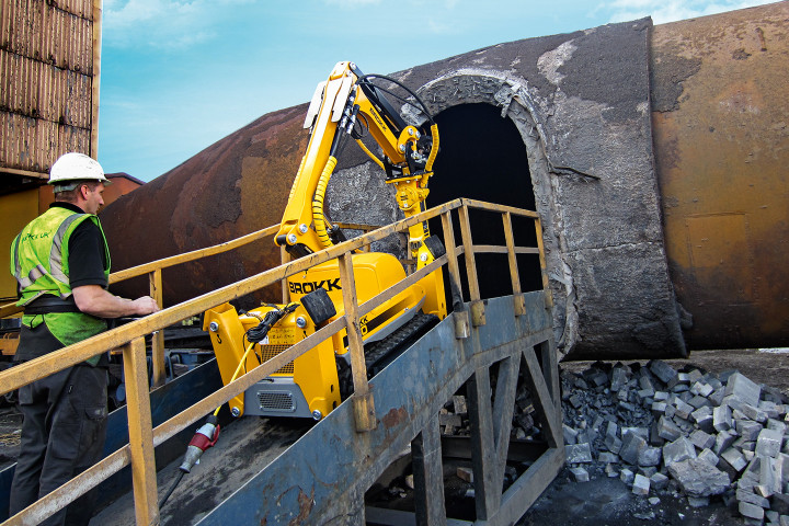 Brokk 100 demolition robot easily enters torpedo car